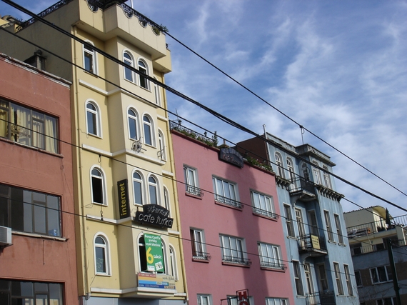 2014-04-21-Istanbulcolorfulbuildings.JPG