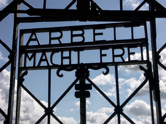 2014-04-25-800pxArbeit_Macht_Frei_Dachau_8235.jpg