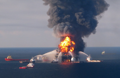 2014-04-25-DeepwaterHorizon500_fire_20100421wikipedia.jpg