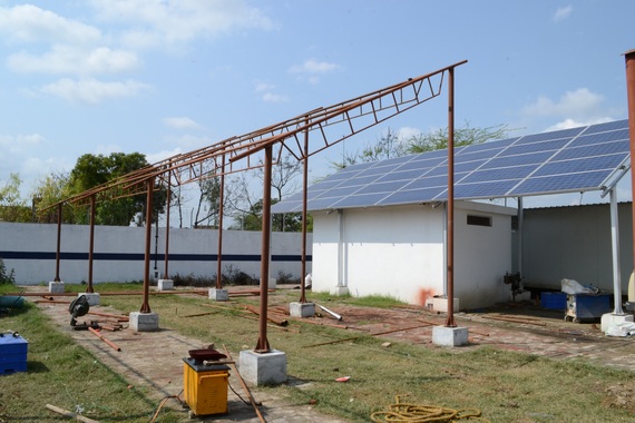 2014-05-12-solar_panels_construction.jpg