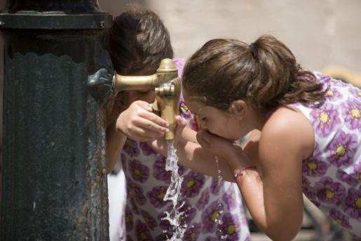 2014-05-18-littlegirlsdrinkingwaterfromoutdoorfaucetultimahora.ed344.png