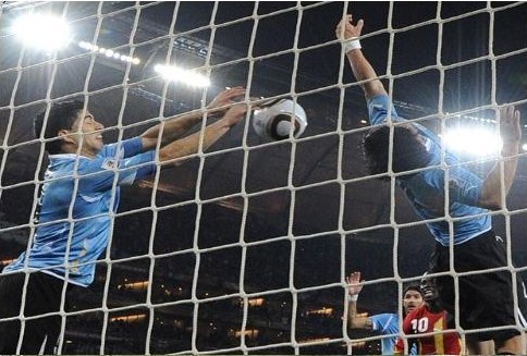 2014-05-27-SuarezHandball.jpg