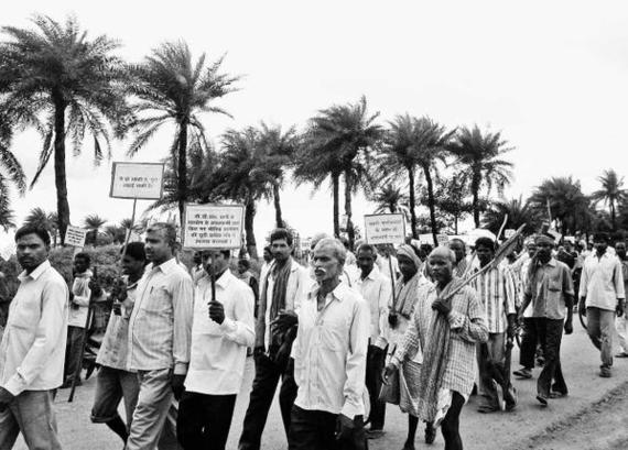 2014-05-29-TribalandDalitfarmersprotestatTandwablockofficeinChatraonSeptember19againstCoalIndiaLimitedssubsidiaryCentralCoalfieldsLimitedsacquisitionof17000acres.PhotoAnumehaYadav.jpg