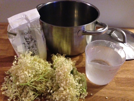 2014-06-03-elderflowersyrup1.JPG