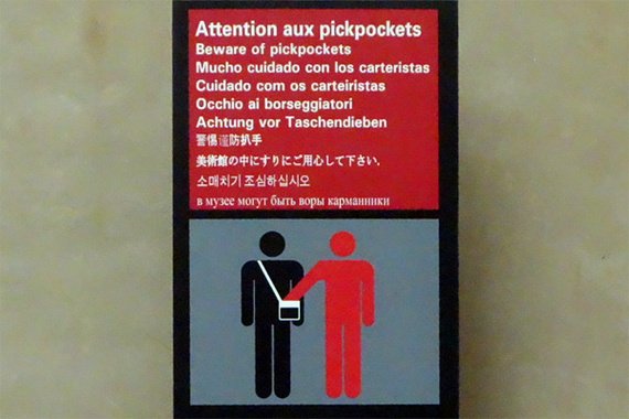 2014-06-23-pickpocketsigninlouvre.jpg