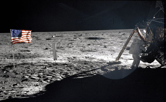 2014-07-18-62297main_neil_on_moon_full.jpg