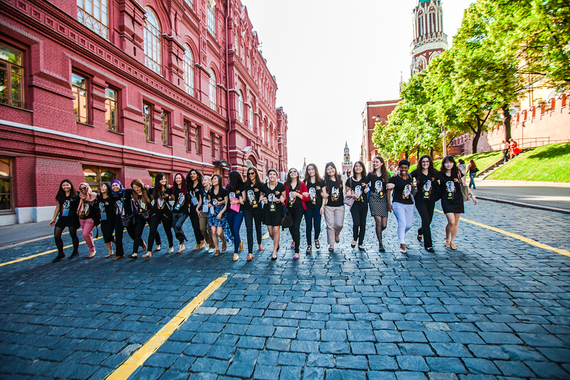 2014-08-12-Russia2013KremlinPath_DelegatesinLine.jpg