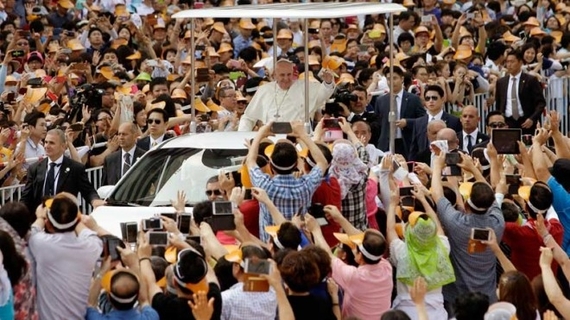 2014-08-19-PopeFrancisSouthKoreaAPPhotoLeeJinmanPool.JPG