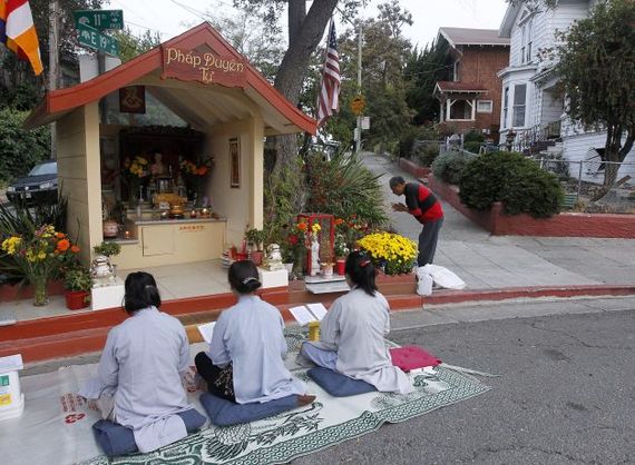 2014-09-18-OaklandStreetcornershrine.jpg