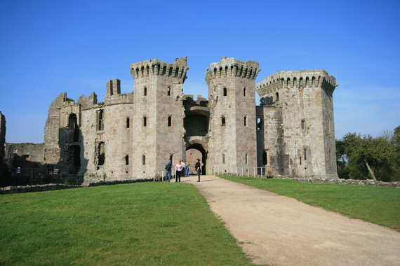2014-09-24-Raglan_Castles_main_entrance.jpg