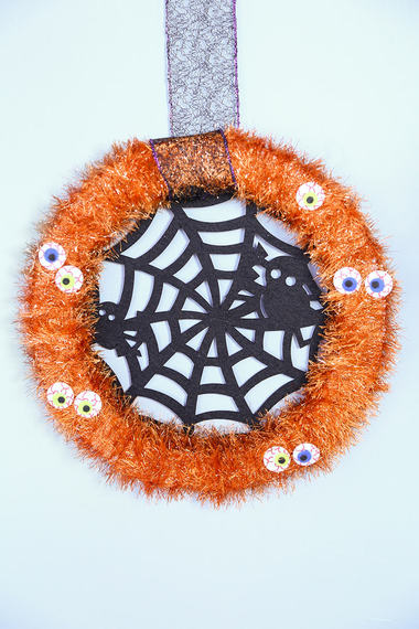 2014-10-06-20141002Halloweenwreath_5_blog5.jpg