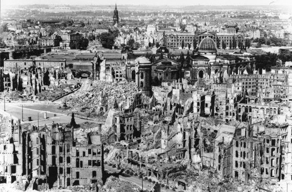 2014-10-07-Bundesarchiv_Bild_146_1994_041_07__Dresden__zersto_rtes_Stadtzentrum.jpg