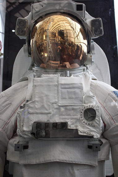 2014-10-09-spacesuit_546545464454.jpg