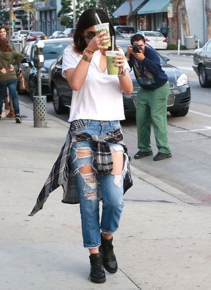 2014-10-12-KylieJennerOutLunchUrthCaffevClh7ALOwjRl.jpg