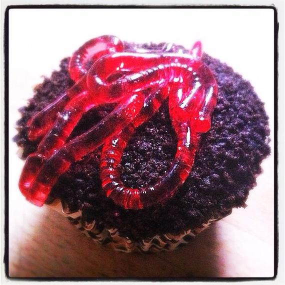 2014-10-18-jellywormcupcake.jpg