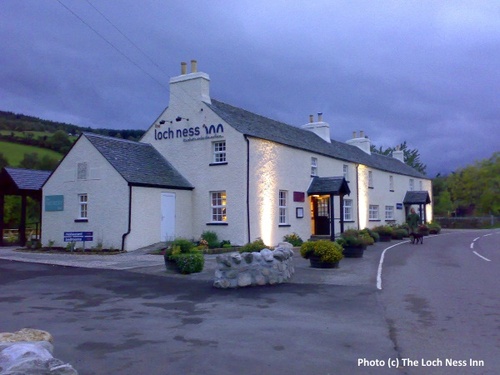 2014-10-19-Loch_Ness_Inn_at_night.jpg