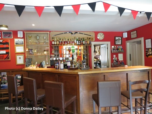 2014-10-19-Loch_Ness_Inn_bar.jpg