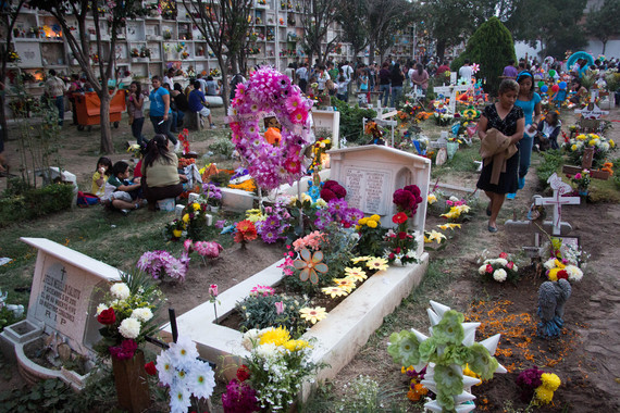 2014-10-20-Day_of_the_dead_at_mexican_cemetery_4.jpg