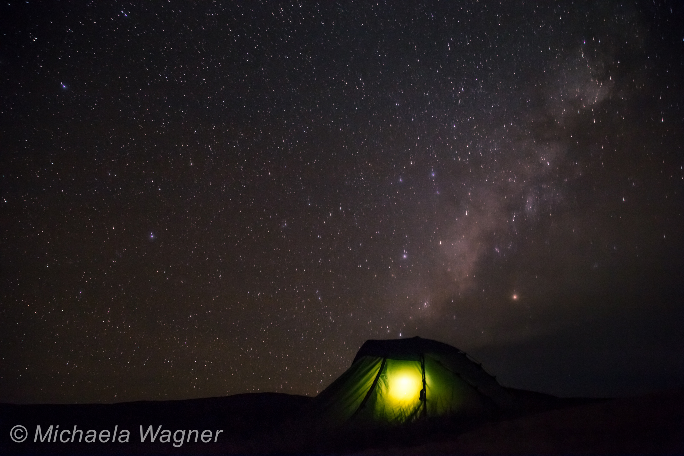 Windows 10 camp. Палатка ночью. Палатка зеленая. Звездное небо и палатка. Палатка на фоне звездного неба.