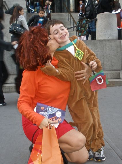 2014-10-31-scoobykiss.jpg