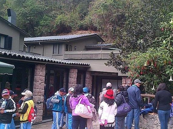 2014-11-03-CrowdatEntrancetoMachuPicchu.jpg