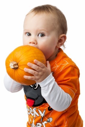 2014-11-12-boy_and_pumpkin_209550.jpg