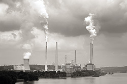 A coal-fired power plant on the Ohio River. (Photo by Anne Kitzman)