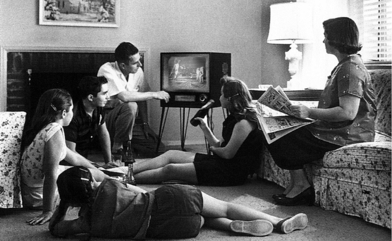 2014-11-27-Family_watching_television_1958_800x494.jpg