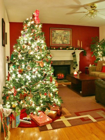 These 21 Christmas Trees Perfectly Match Your Favorite Holiday Movies ...