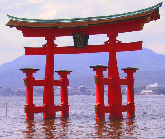 2014-12-18-Itsukushima_torii_angle.jpg