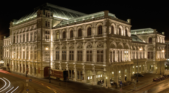 2015-01-12-VIENNAStateOperaViennaNightBackside.jpg