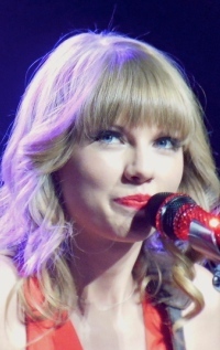 2015-01-29-Swift_performs_in_St._Louis_Missouri_in_2013.jpg