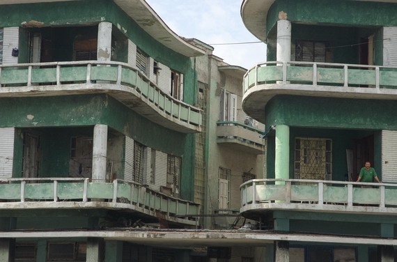 2015-02-08-02GabrielFryeBeharGreenBuildingonMalecon.jpg