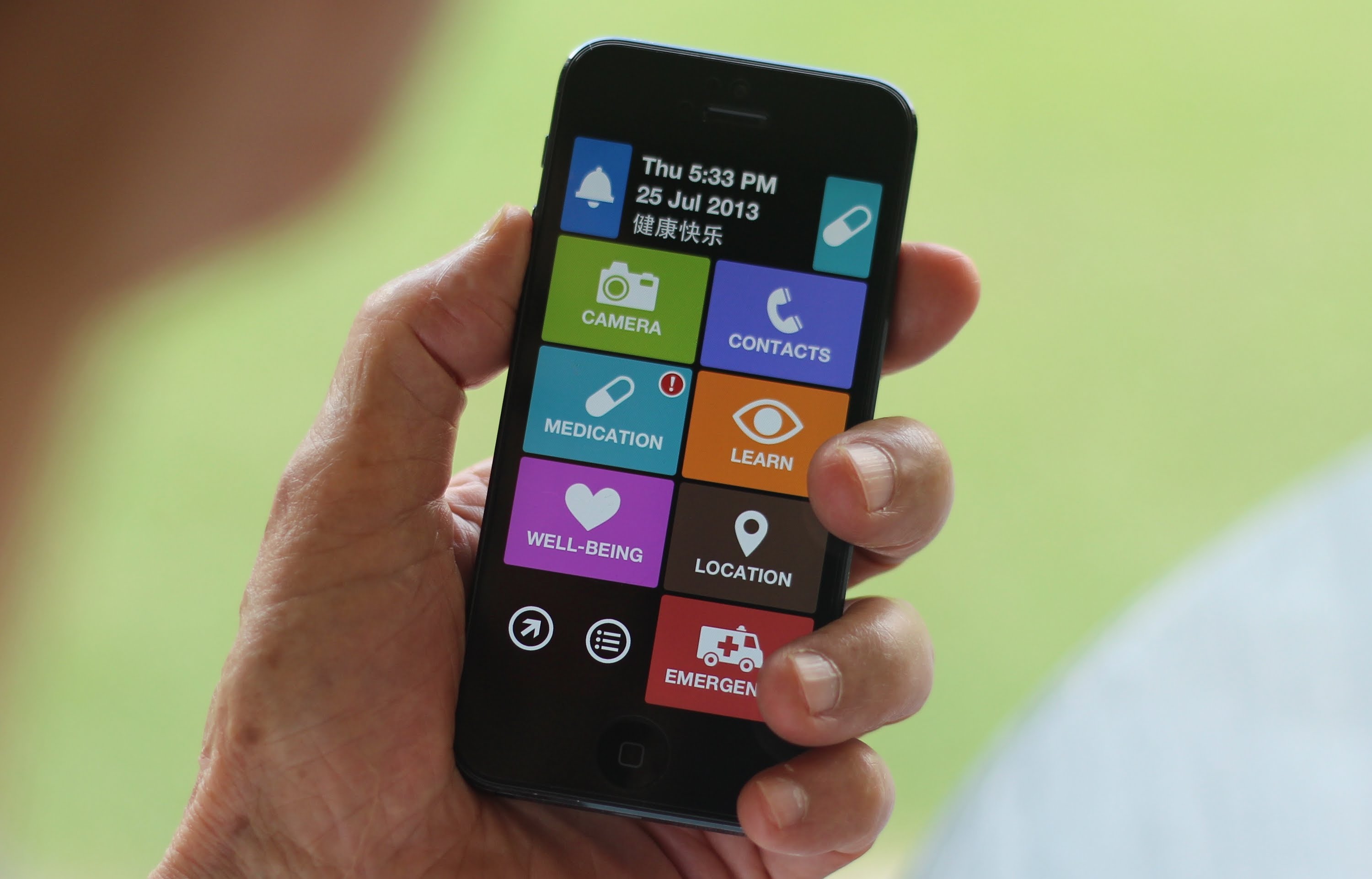 Simplified Smartphone Options for Tech-Shy Seniors | HuffPost Post 50