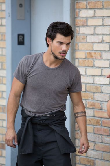 2015-03-13-1426284872-9949902-TaylorLautnerTracer1.jpg