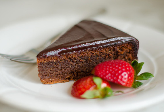 2015-03-24-1427218579-4152381-FlourlessChocolateAlmondCake575x393.jpg