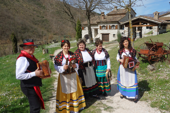 2015-04-07-1428449956-8105447-marcheitalytroubadoursfolkcostumes.jpg