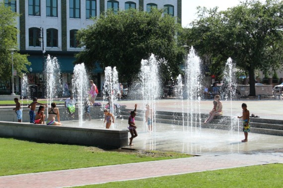 2015-04-09-1428602962-4807010-HistoricSquaresofSavannahGeogiaEllisSquare.jpg