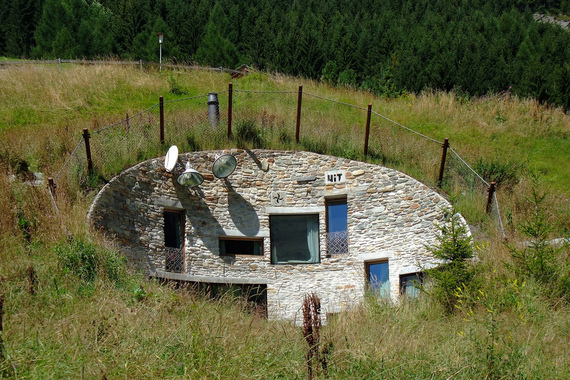 5 Houses Built Into Hills That'll Convince You To Move ...