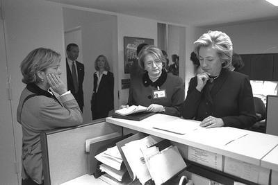 2015-04-16-1429215119-6279501-HillaryClintonasFirstLadywithChiefofStaffMelanneVerveerreviewingpapersinherstaffofficeworkspace1999.NationalArchives.jpg