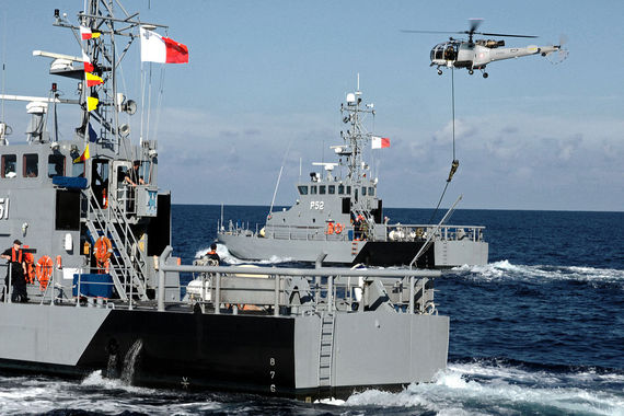 2015-04-16-1429227770-2540191-1200pxUS_Navy_111205NFV216139_The_Armed_Forces_of_Malta_counter_piracy_vessel_protection_detachment_demonstrates_aerial_boarding_procedures_during_Eur.jpg