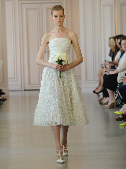 2015-04-19-1429468836-7420425-oscardelarentaweddingdresses03.jpg