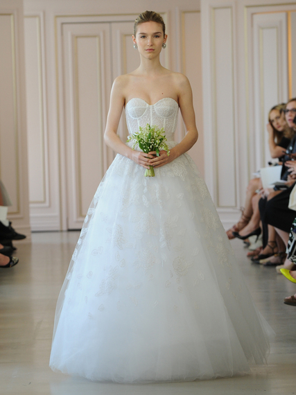 2015-04-19-1429468918-8115215-oscardelarentaweddingdresses20.jpg