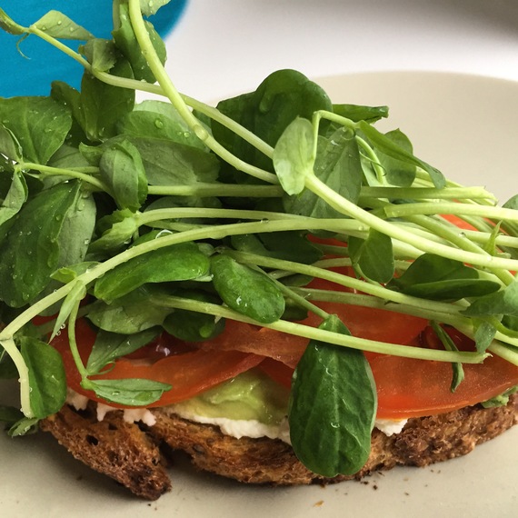 2015-04-29-1430349053-6807019-AvocadoFromageFraisToast.jpg