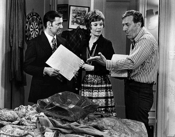 2015-05-11-1431353971-8328757-761pxTony_Randall_Marlyn_Mason_Jack_Klugman_Odd_Couple_1972.JPG