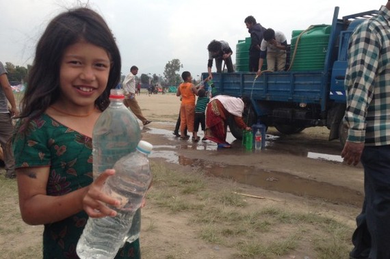 2015-05-11-1431354450-8441873-nepalearthquakewatergirl593x395.jpg