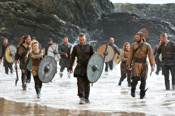 2015-05-13-1431550353-8266248-vikingschargingshoreragnarrollolagertha.jpg