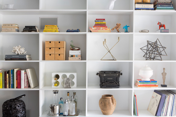 Built-in shelving unit in midcentury modern interior by Decor Aid