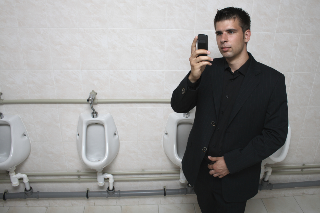 Муж туалет видео. Человек в туалете с телефоном. Мужчина в туалете с телефоном. Унитаз смартфон. Фото в туалете с телефоном.