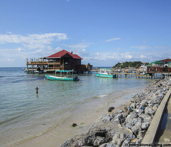 2015-06-08-1433788701-7733011-Roatan4.jpg